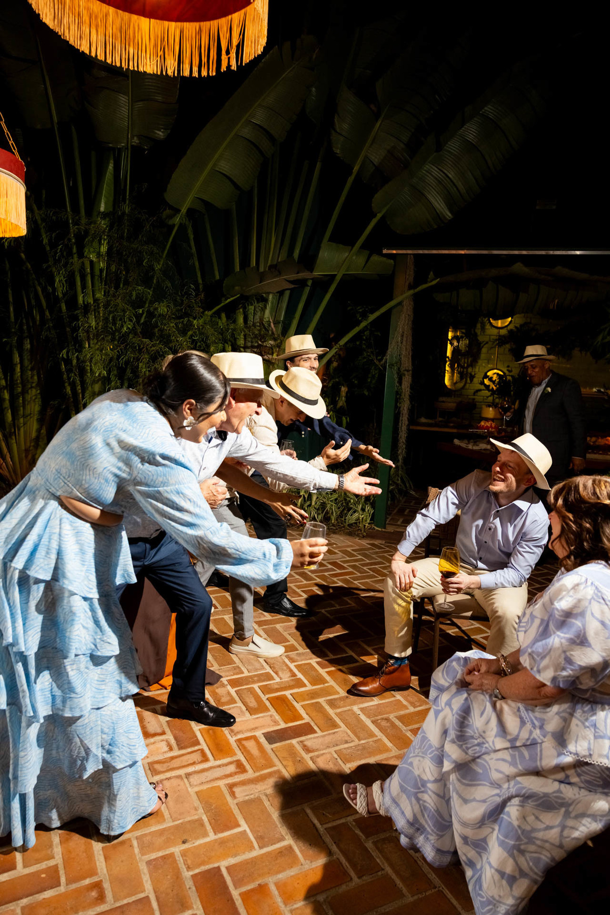 Convidados dançam em festa de casamento