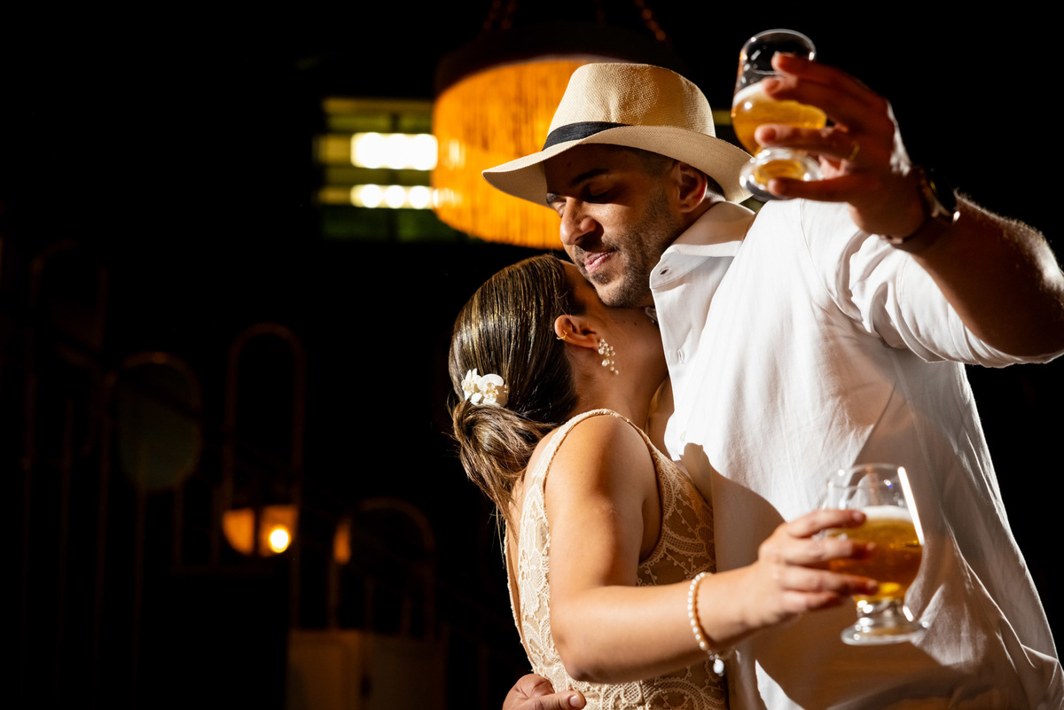 Festa de casamento com samba e noivo de chapéu