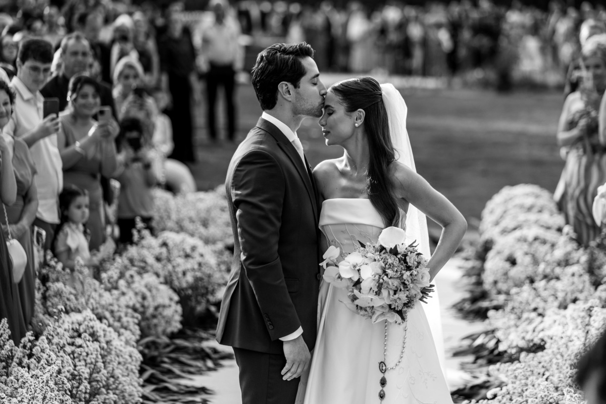 Beijo apaixonado dos noivos