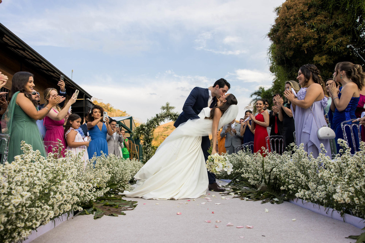 Saída bafônica de noivos