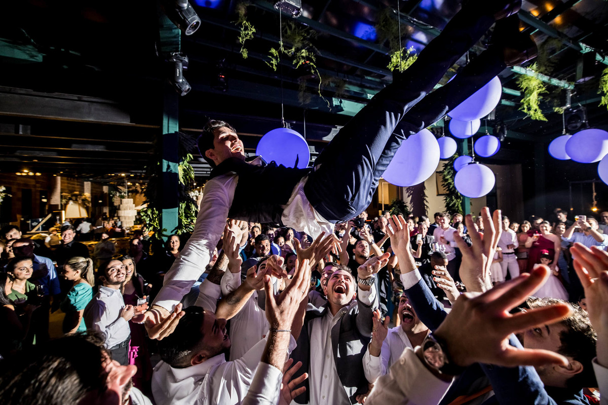 Noivo sendo jogado pra cima