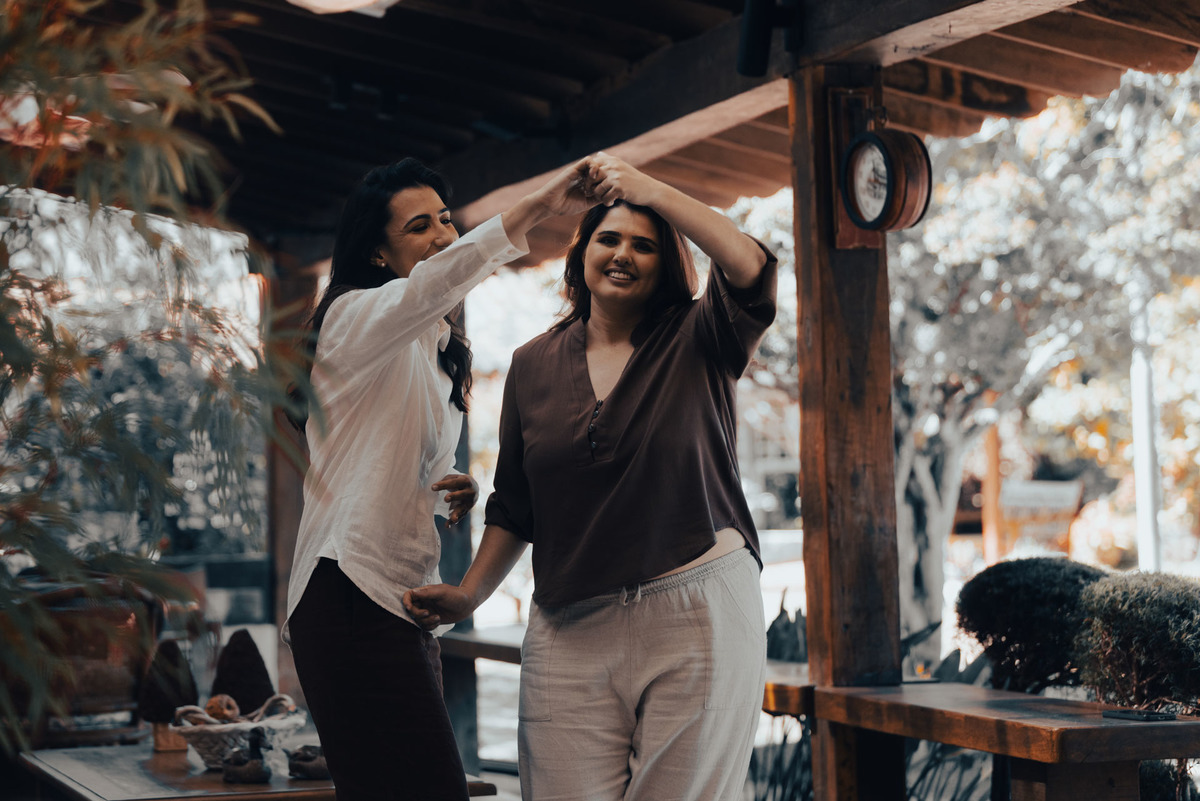 Casal homoafetivo se divertindo