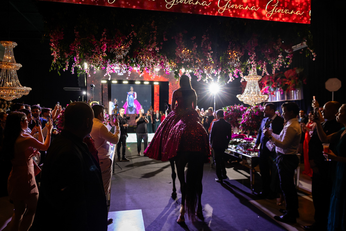 Entrada triunfal a cavalo da debutante