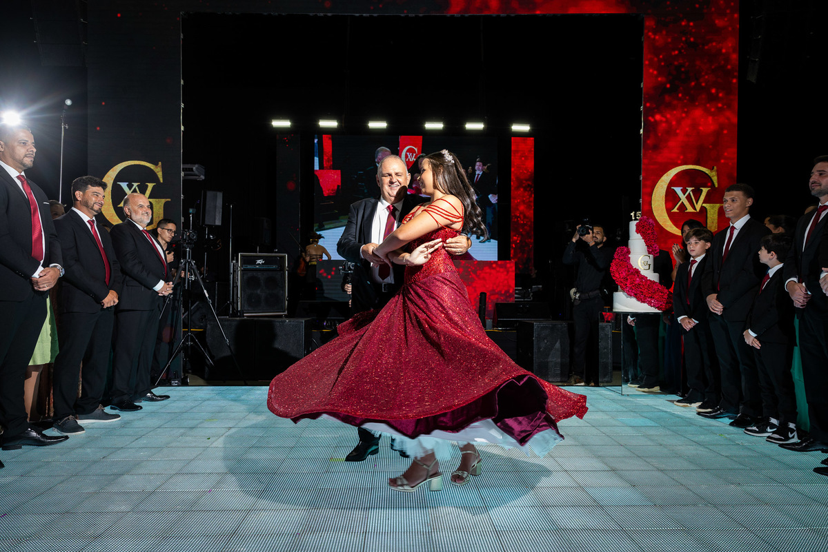 Pai dança valsa com filha debutante