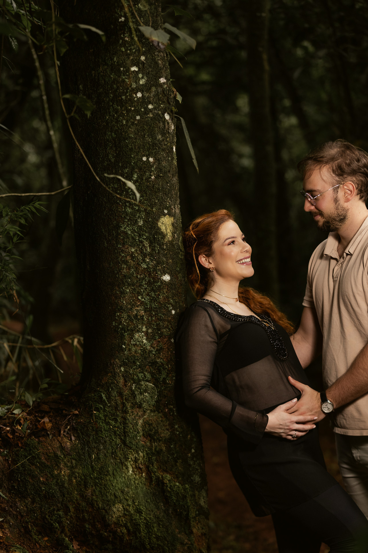 Casal se olha feliz a espera da filha