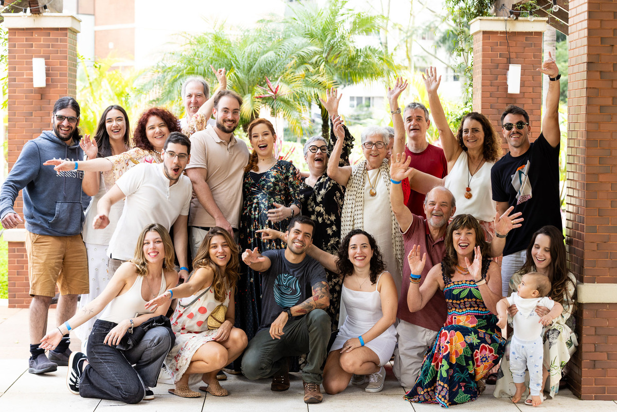 Família e amigos num chá de fraldas