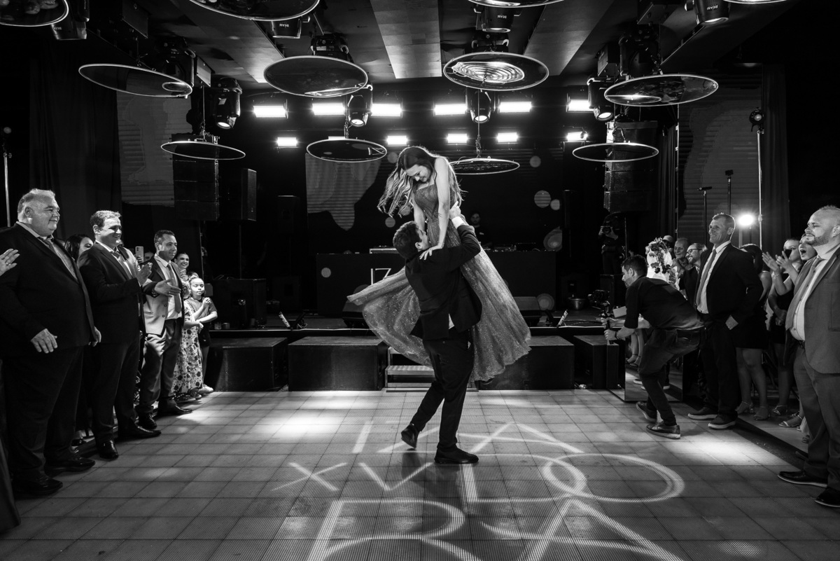 Valsa com debutante voando na boate