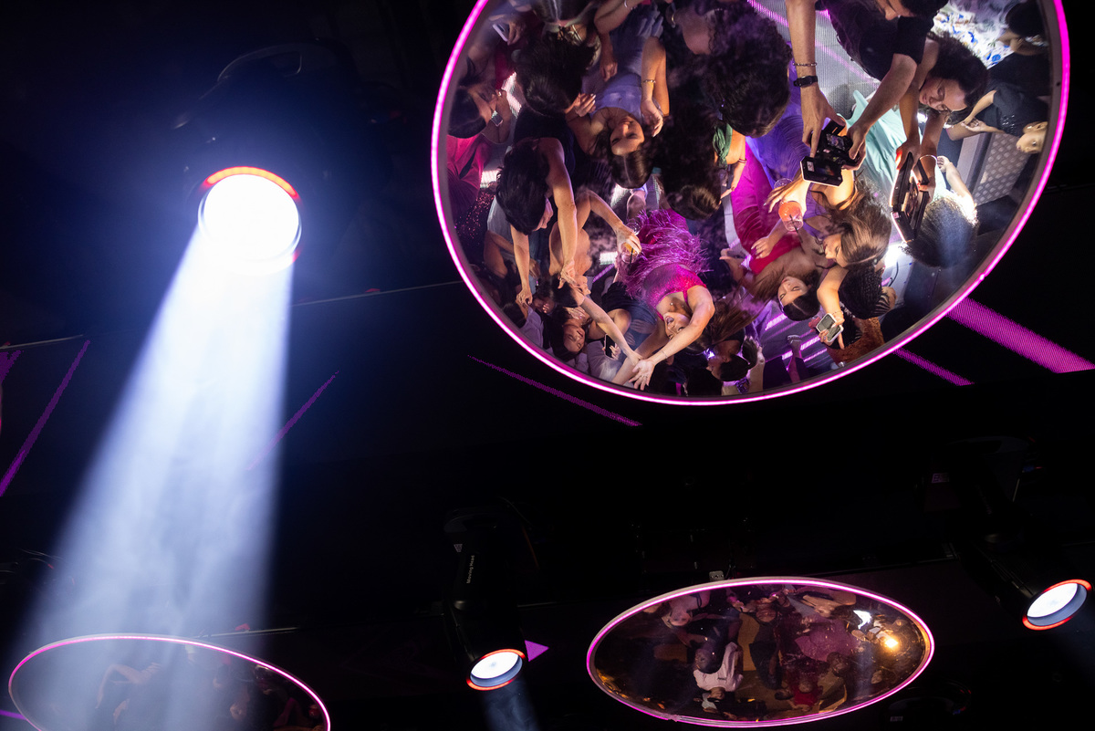 Espelhos gigantes voadores na pista de dança