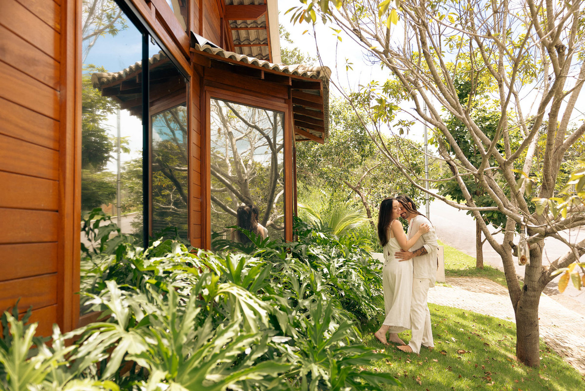 Casal em frente a casa de campo