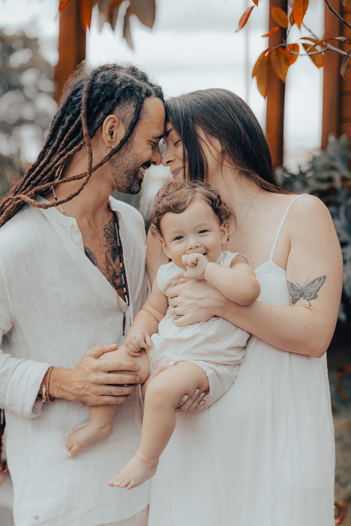 Pais namoram segurando filho no colo