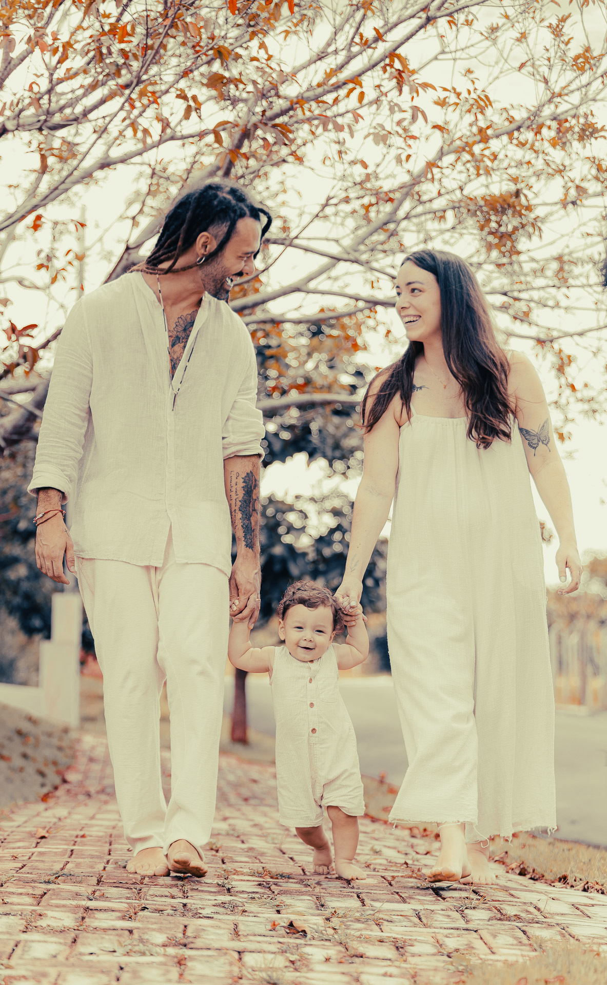 Pais e filho caminhando juntos