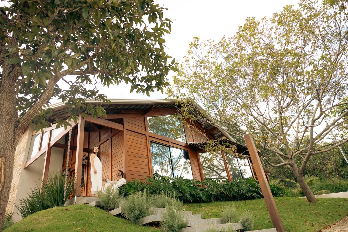 Natureza exuberante com casal em frente a sua casa