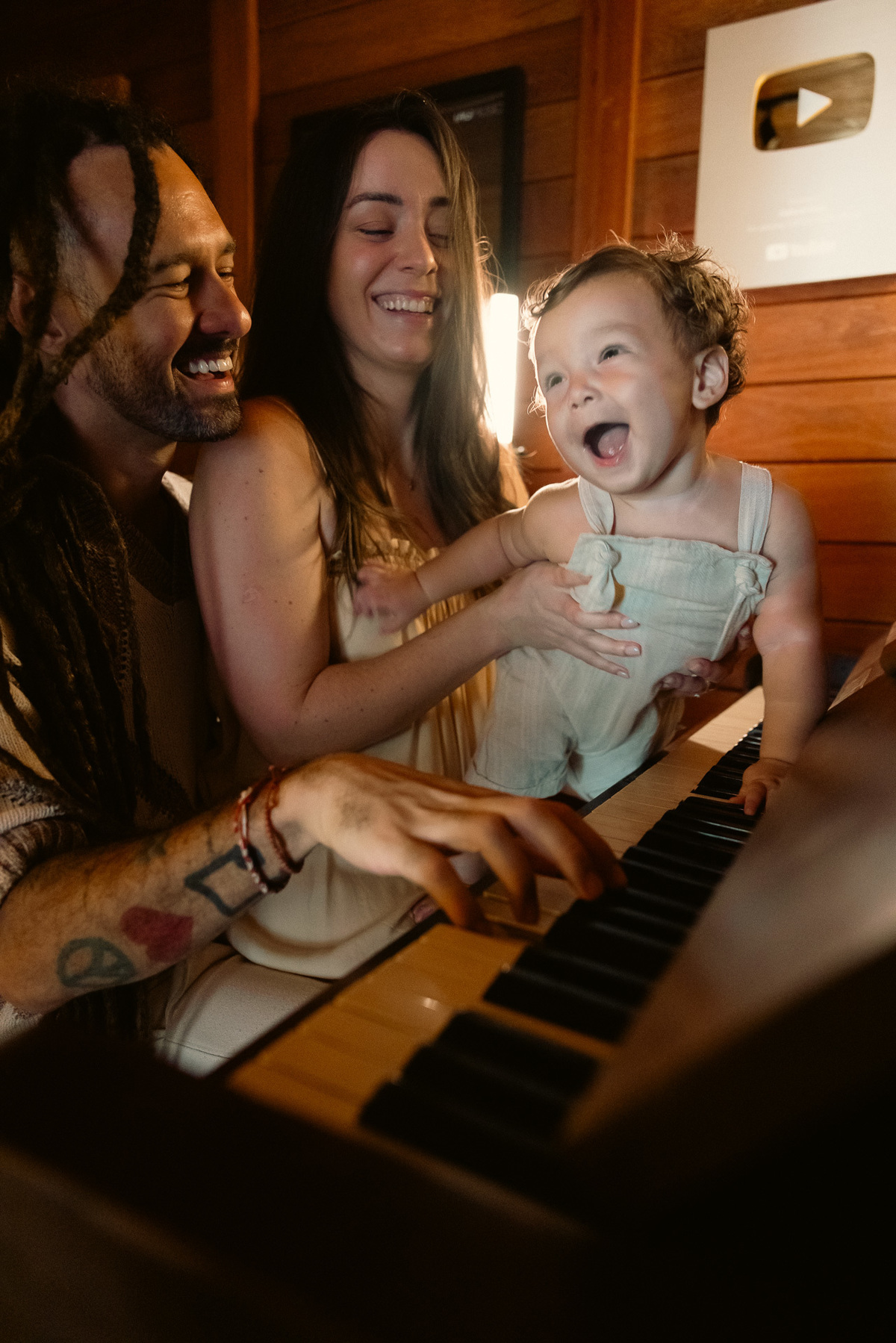 Bebê sorri intensamente