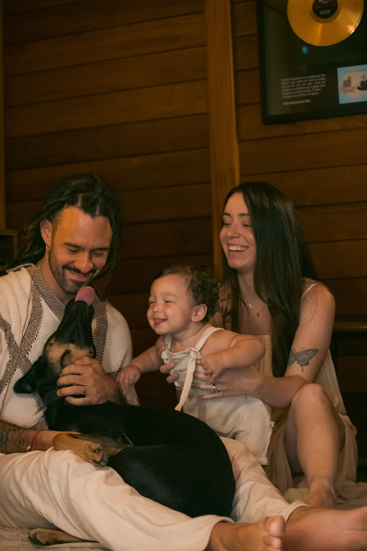 Cachorro e bebê interagindo com os pais