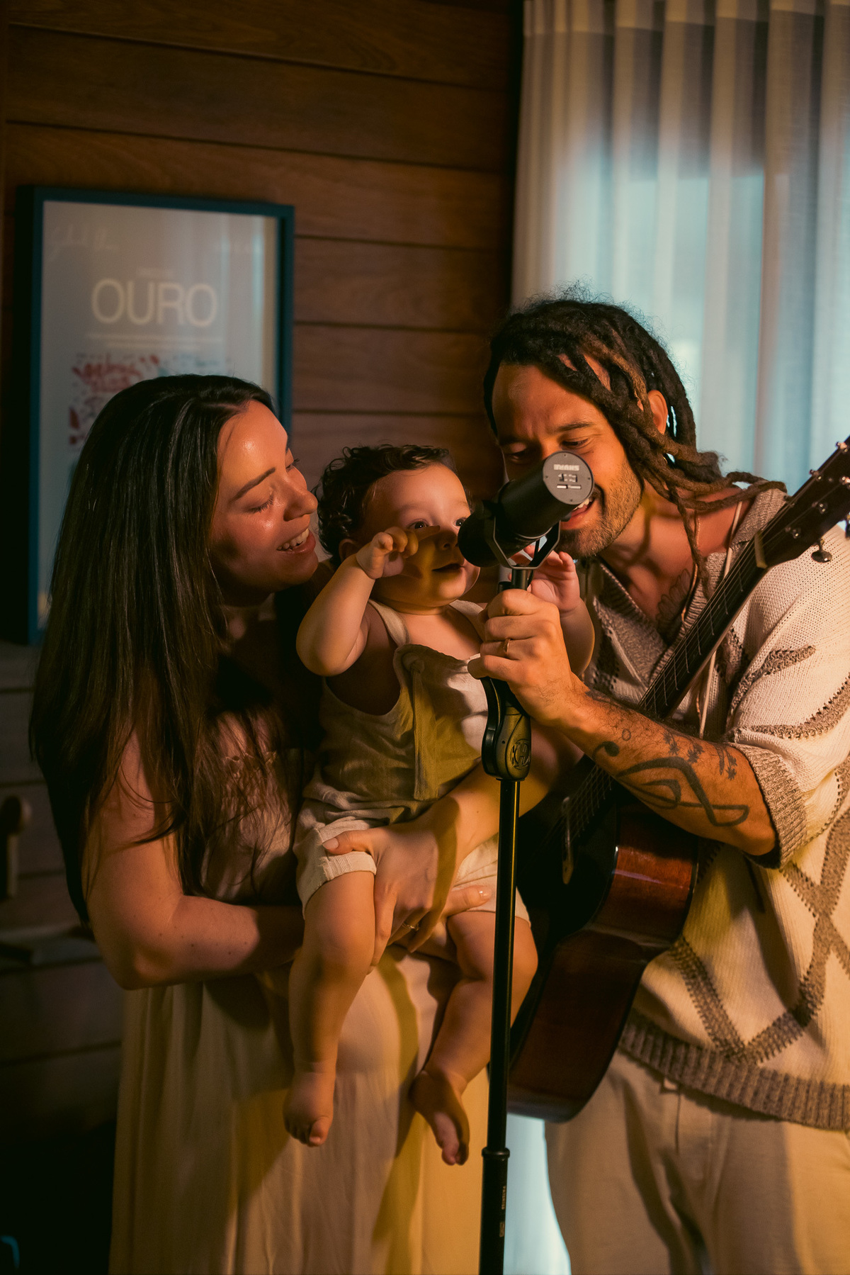 Cantor ensinando música ao filho
