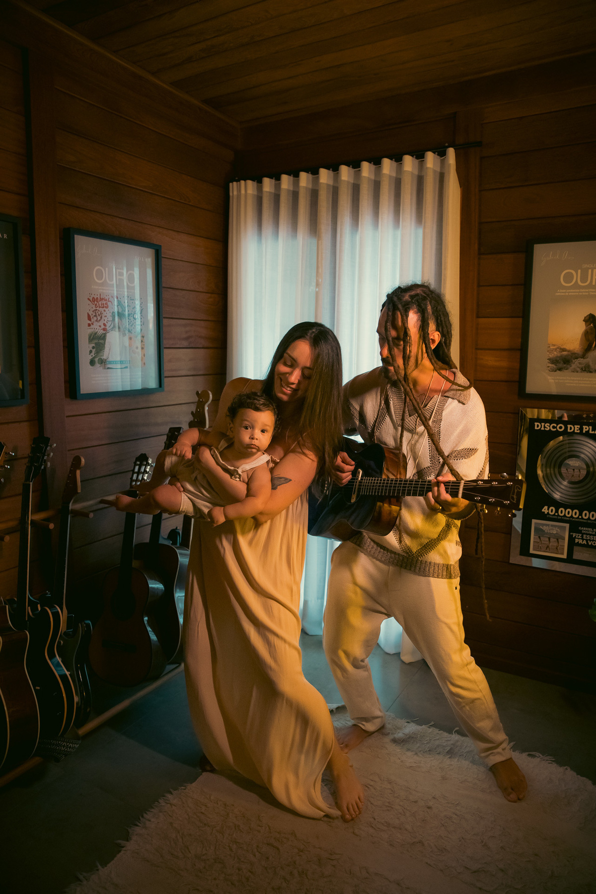 Artista com a família no seu estúdio de música