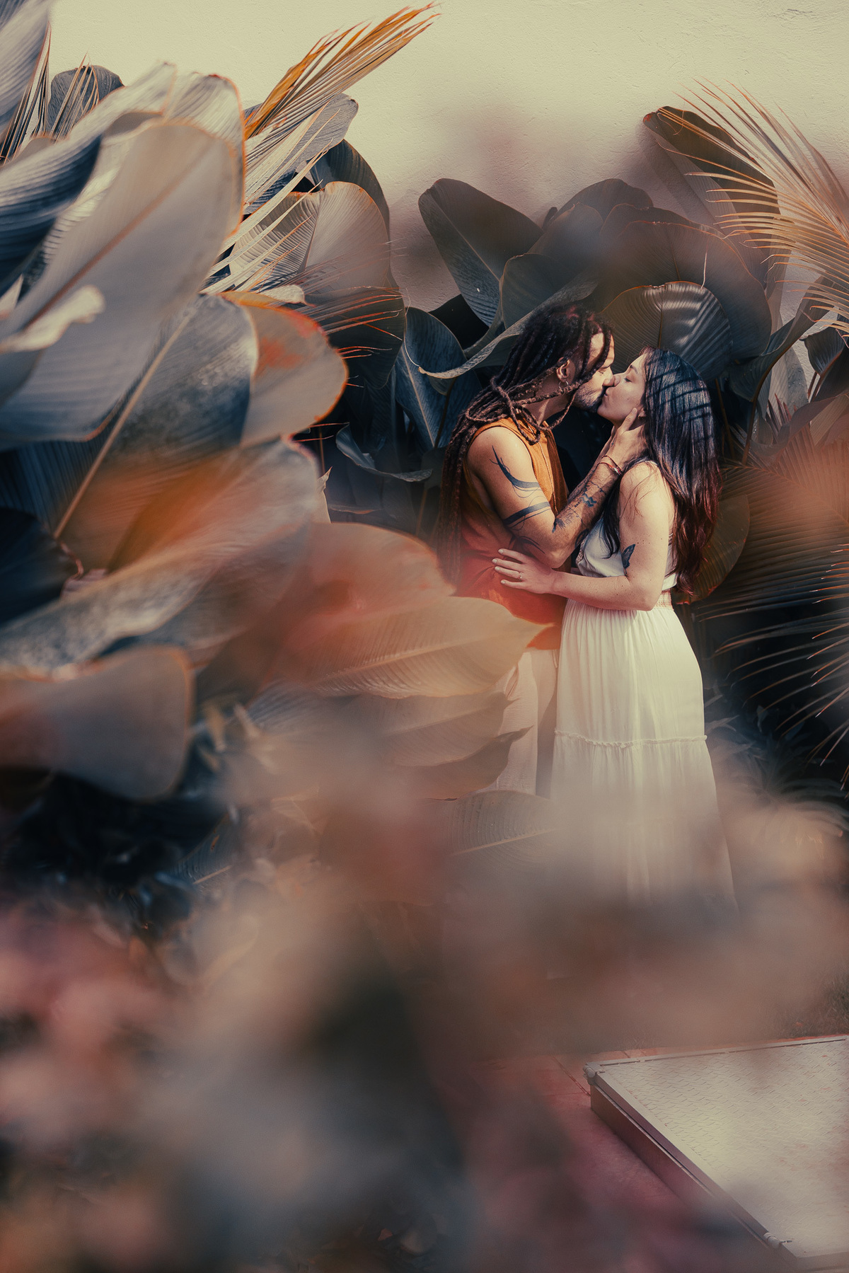 Casal em casa se beijando