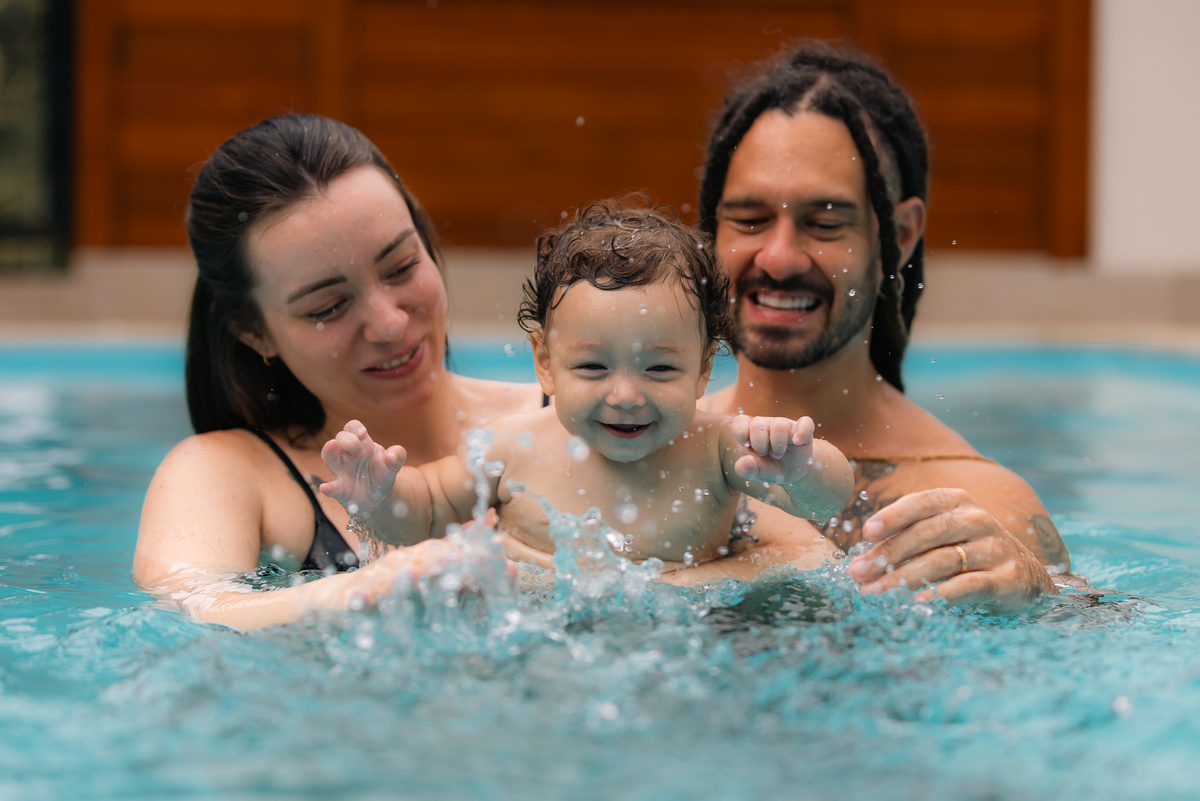 Bebê e ses pais na piscina