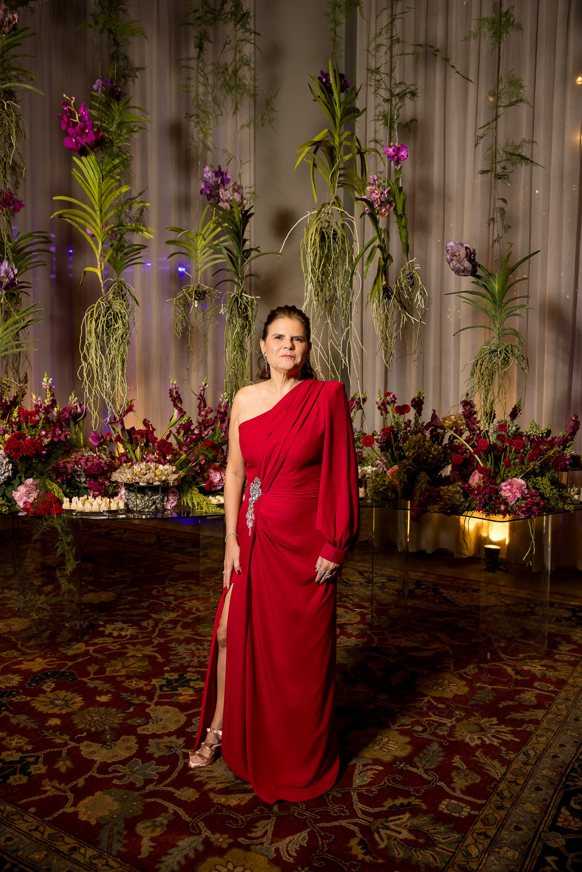 Aniversariante em frente a mesa de doces