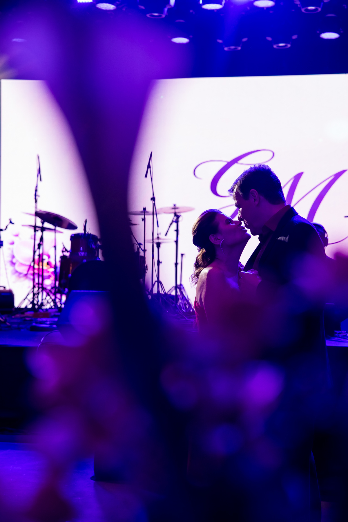 Casal na boate se entreolhando