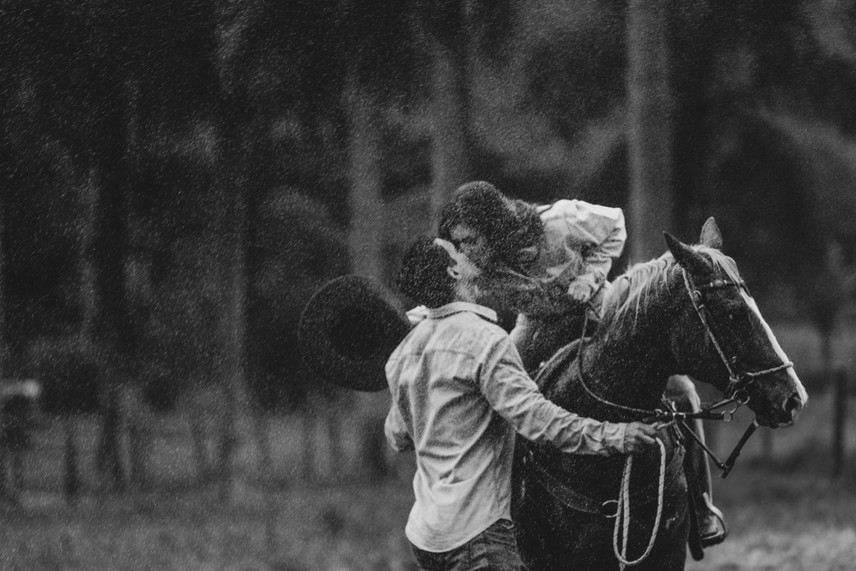 Beijo apaixonado na chuva