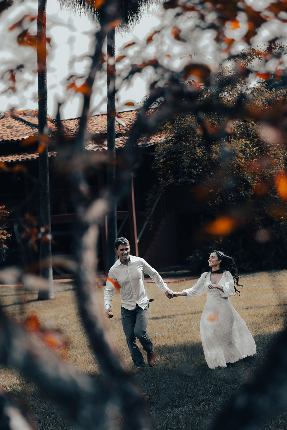 Casal feliz em meio a natureza