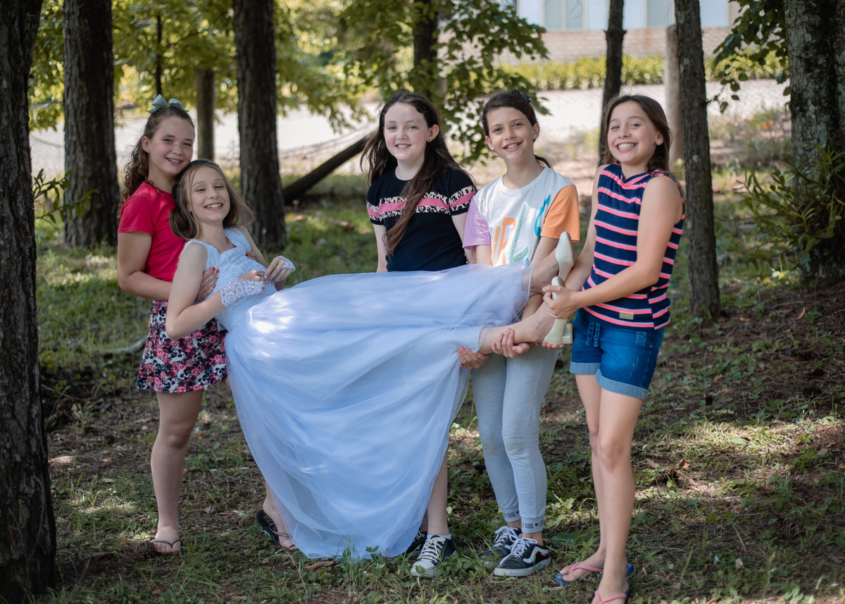 Fotos com as amigas na Primeira Eucaristia da Kelly Milena Froehlich 