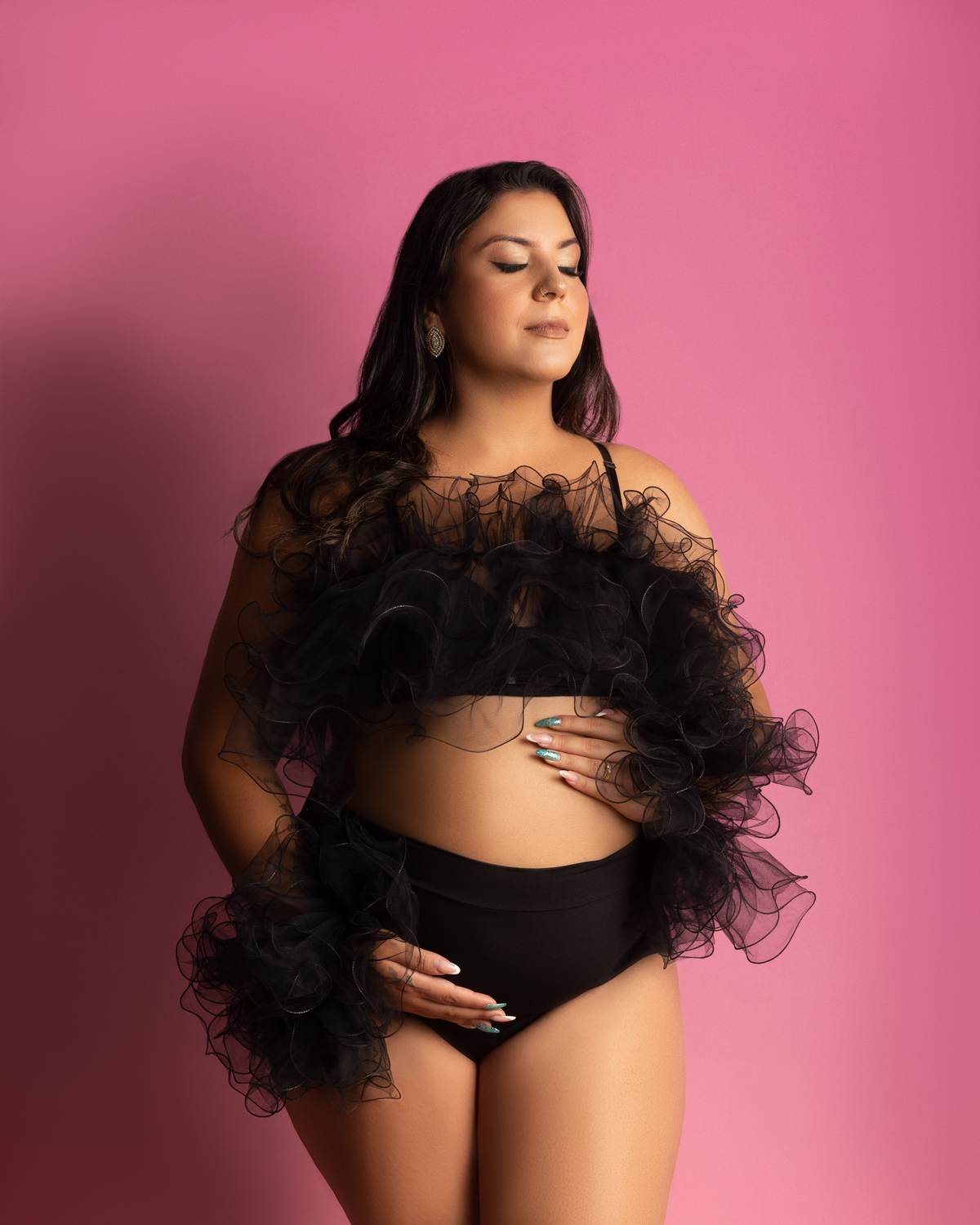 Ninho de tule, punhos de tule com tanga preta  e top preto 