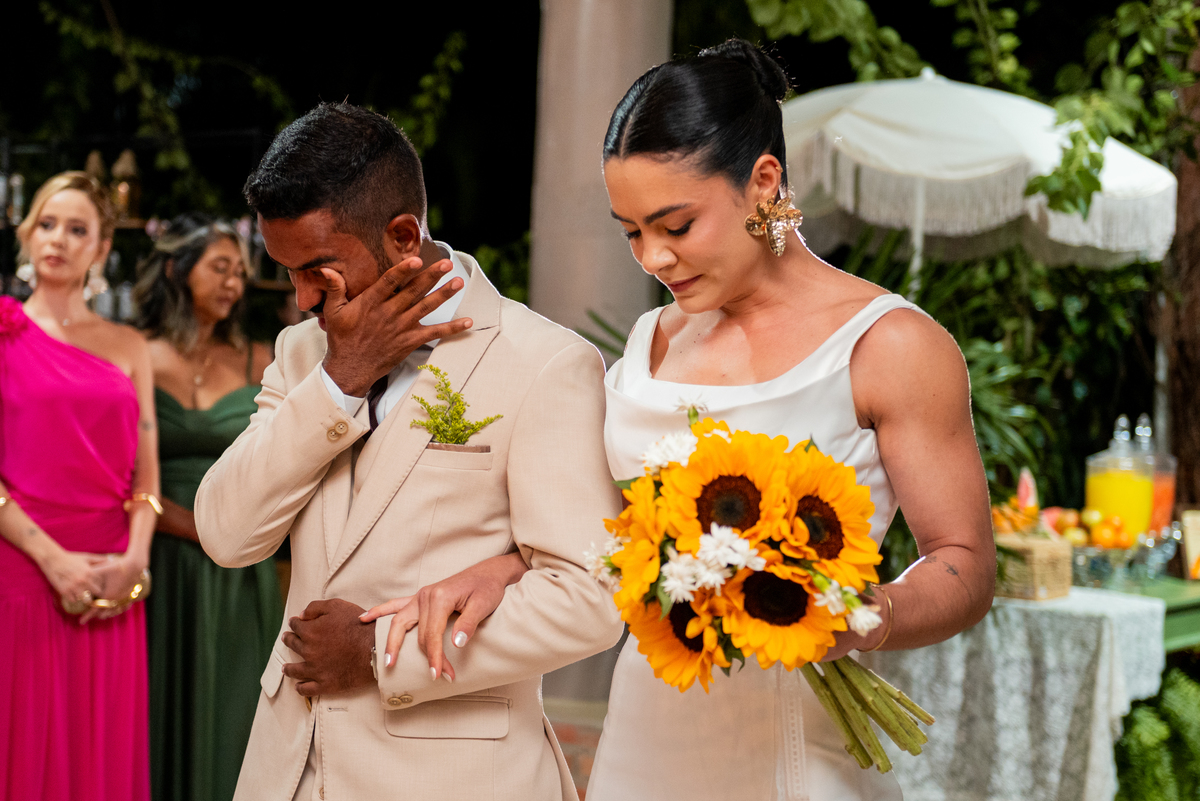 Emoção dos noivos no altar em Nova Mamoré