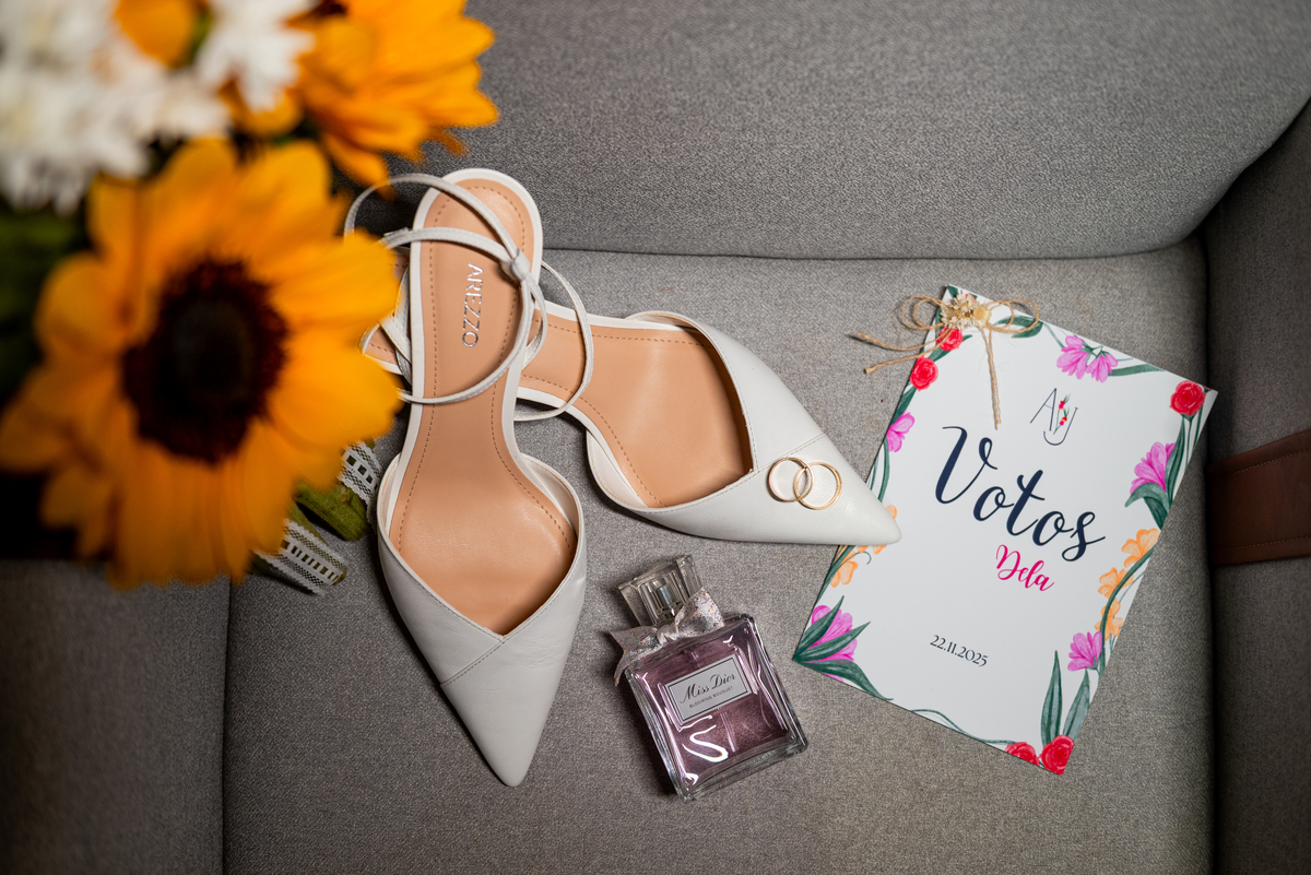 Alianças do casamento em fotografia artística