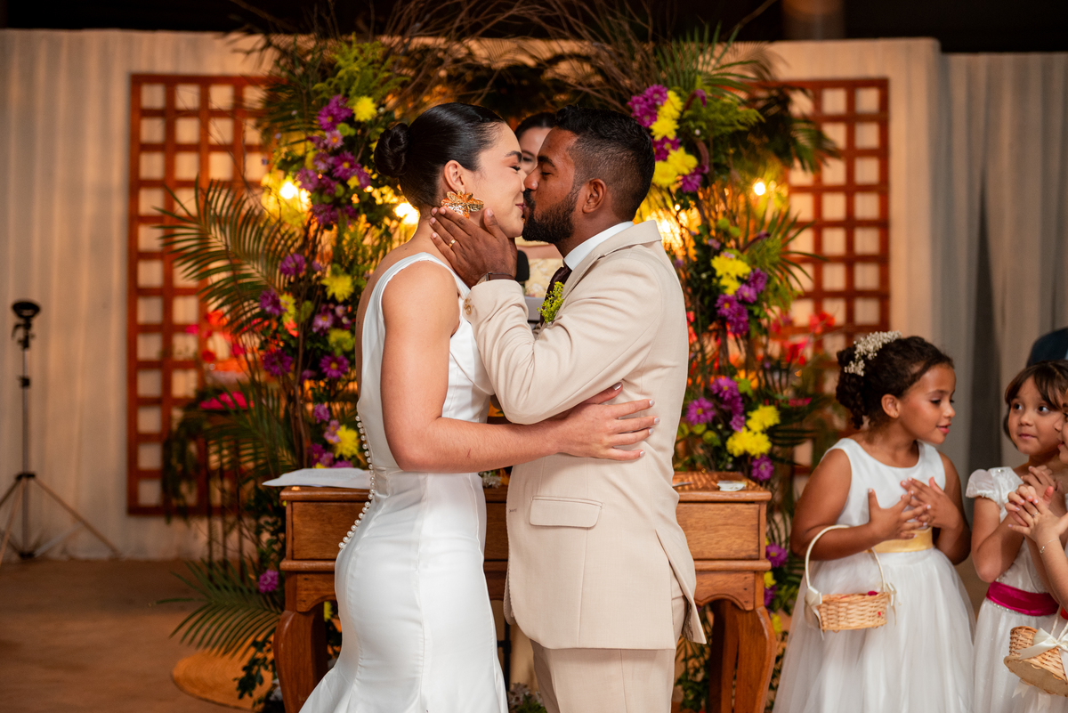 Beijo dos noivos durante a cerimônia de casamento