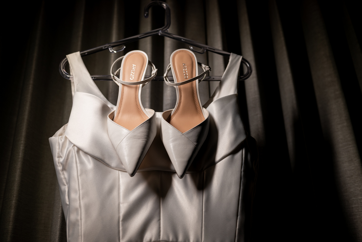 Detalhes do vestido da noiva no casamento