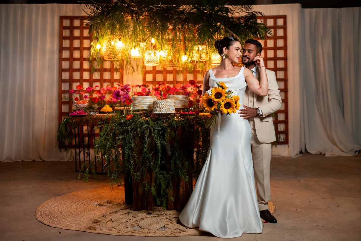 Fotos românticas dos noivos ao pôr do sol