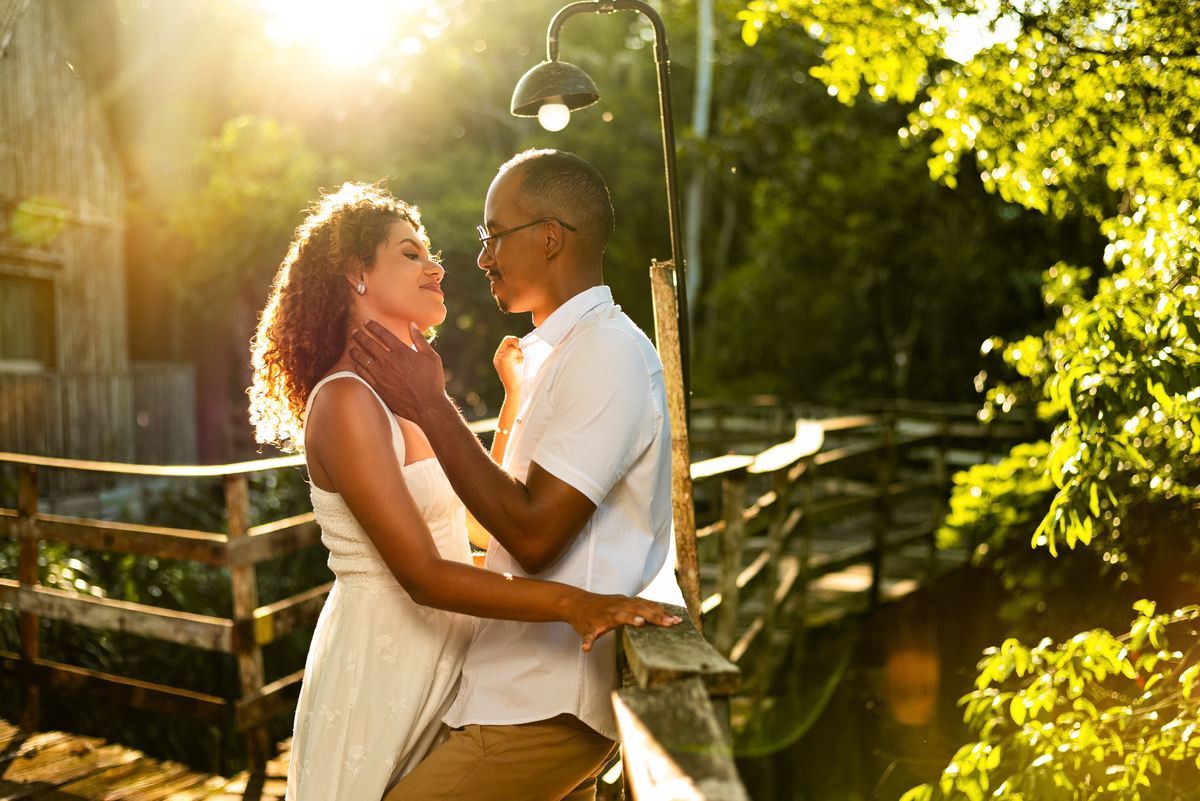Ensaio romântico de casal na floresta amazônica