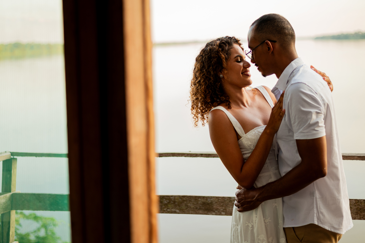 Retrato dos noivos em meio à floresta amazônica