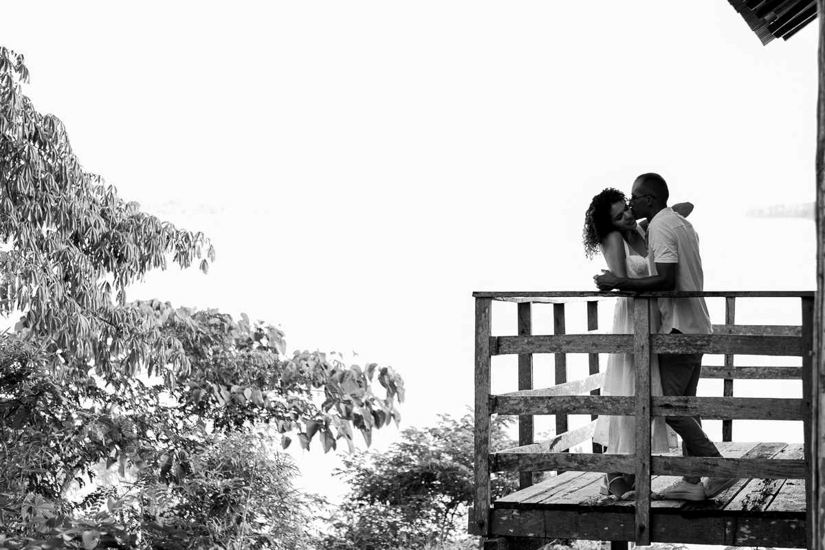 Beijo dos noivos em cenário natural no Hotel Pakaas