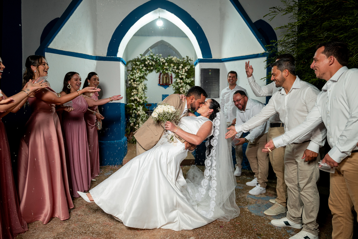 Beijo dos noivos durante a cerimônia