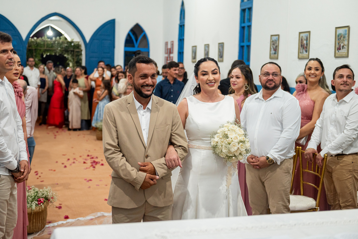 Emoção dos noivos no altar