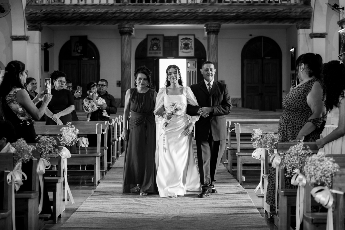 noiva entrando na igreja em Catedral Paróquia Nossa Senhora do Seringueiro
