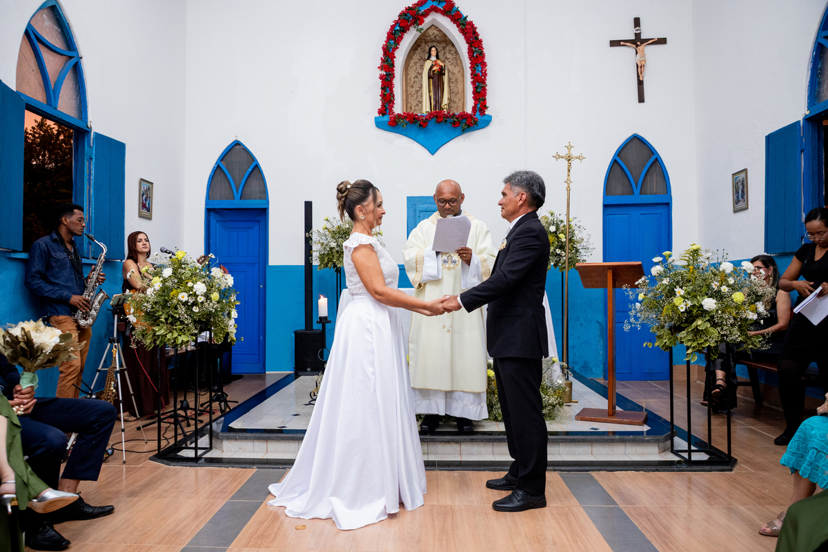 Troca de alianças no casamento em Nova Mamoré