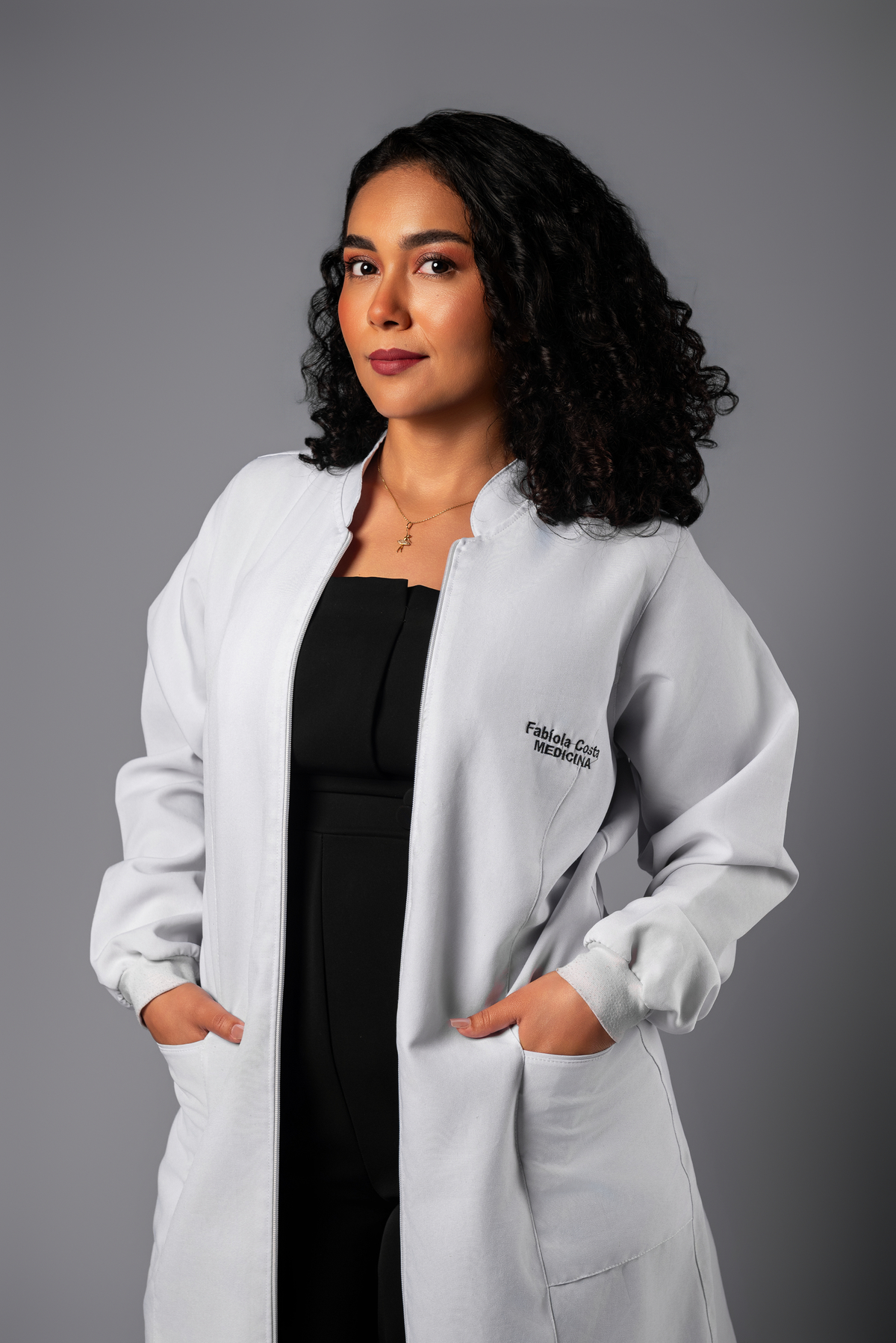 Retrato feminino profissional em estúdio com foco em elegância e posicionamento, realizado em Guajará-Mirim e Guayaramerín