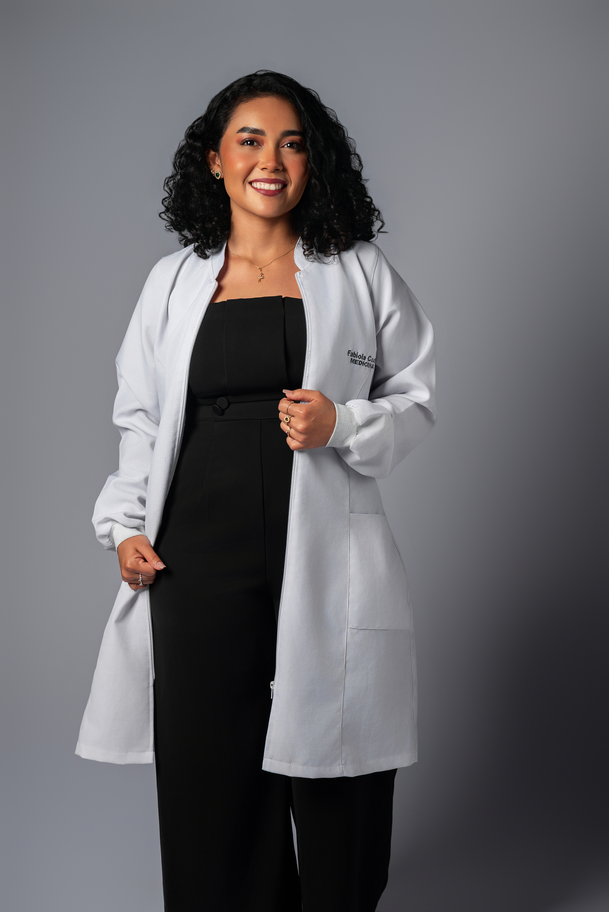 Ensaio fotográfico profissional feminino de médica em estúdio, com iluminação controlada e estética elegante, realizado em Guajará-Mirim (RO), com atendimento também em Guayaramerín (Bolívia).