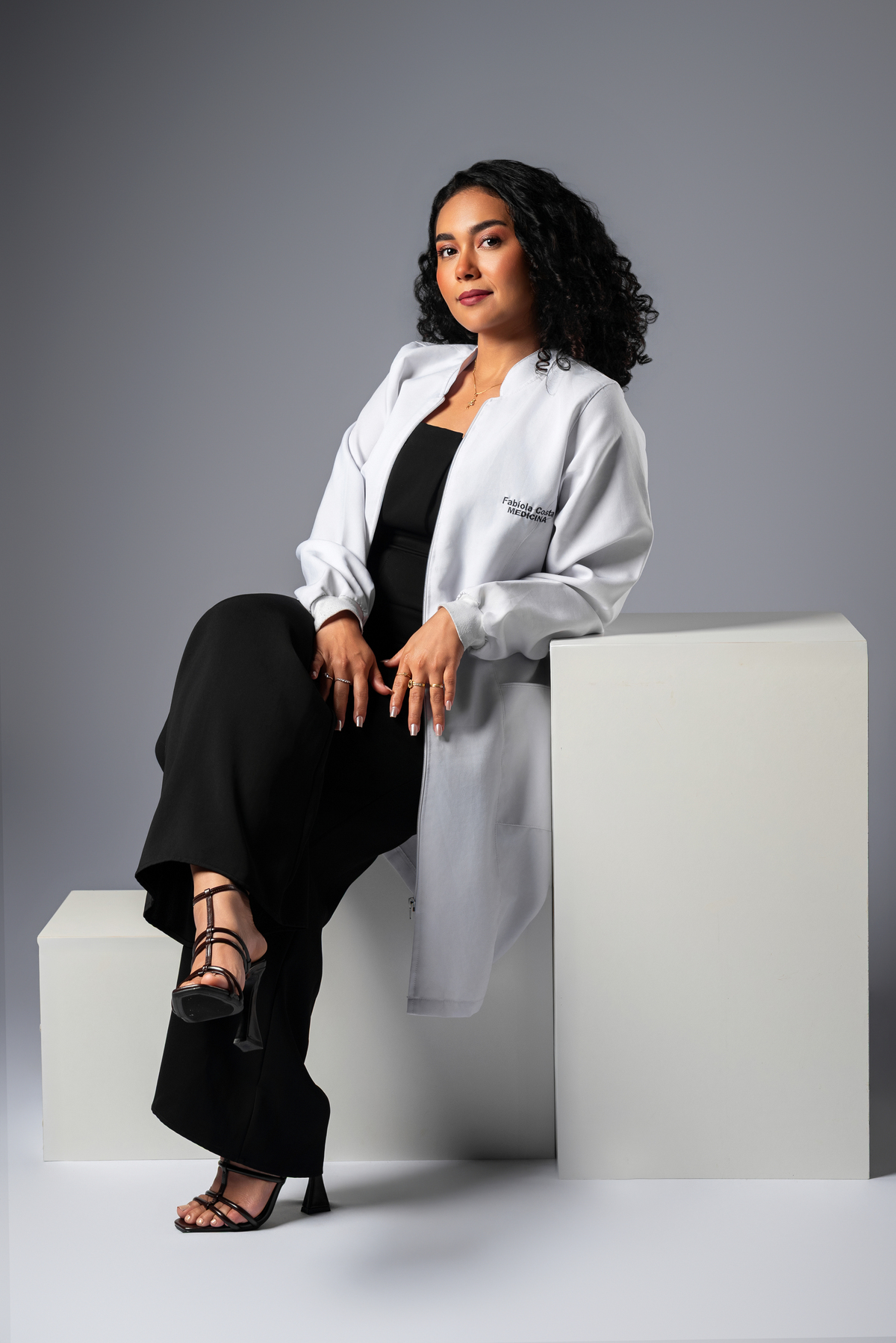 Ensaio fotográfico profissional feminino em estúdio com composição elegante, realizado em Guajará-Mirim Rondônia e Guayaramerín Bolívia