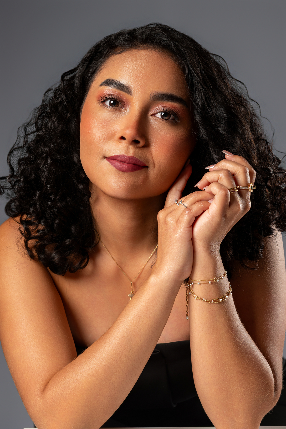 Close de retrato feminino em estúdio com iluminação suave e expressão confiante em ensaio profissional em Guajará-Mirim RO