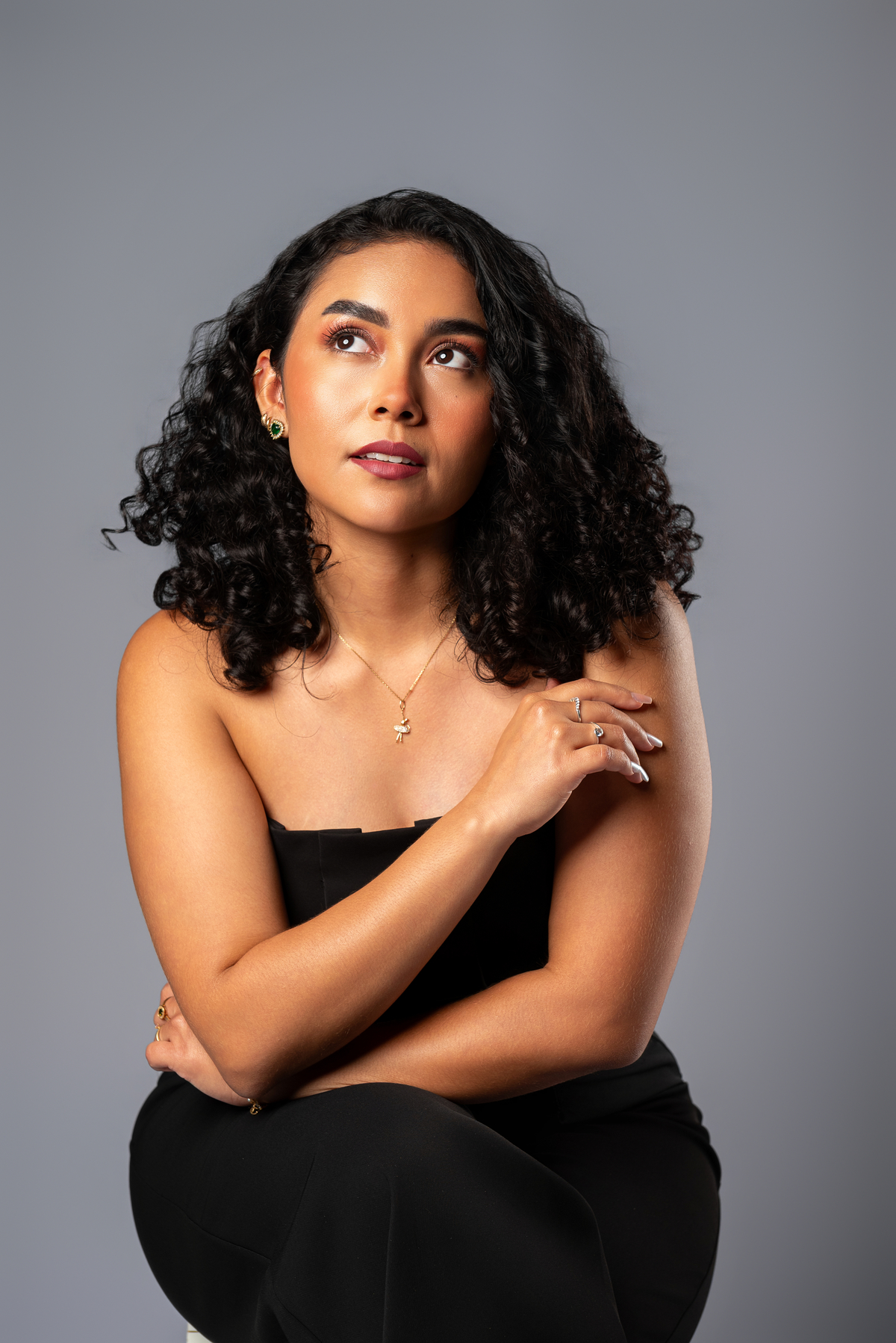 Detalhe de retrato feminino com foco em mãos e acessórios, em ensaio profissional elegante realizado em Guajará-Mirim RO e Guayaramerín Bolívia