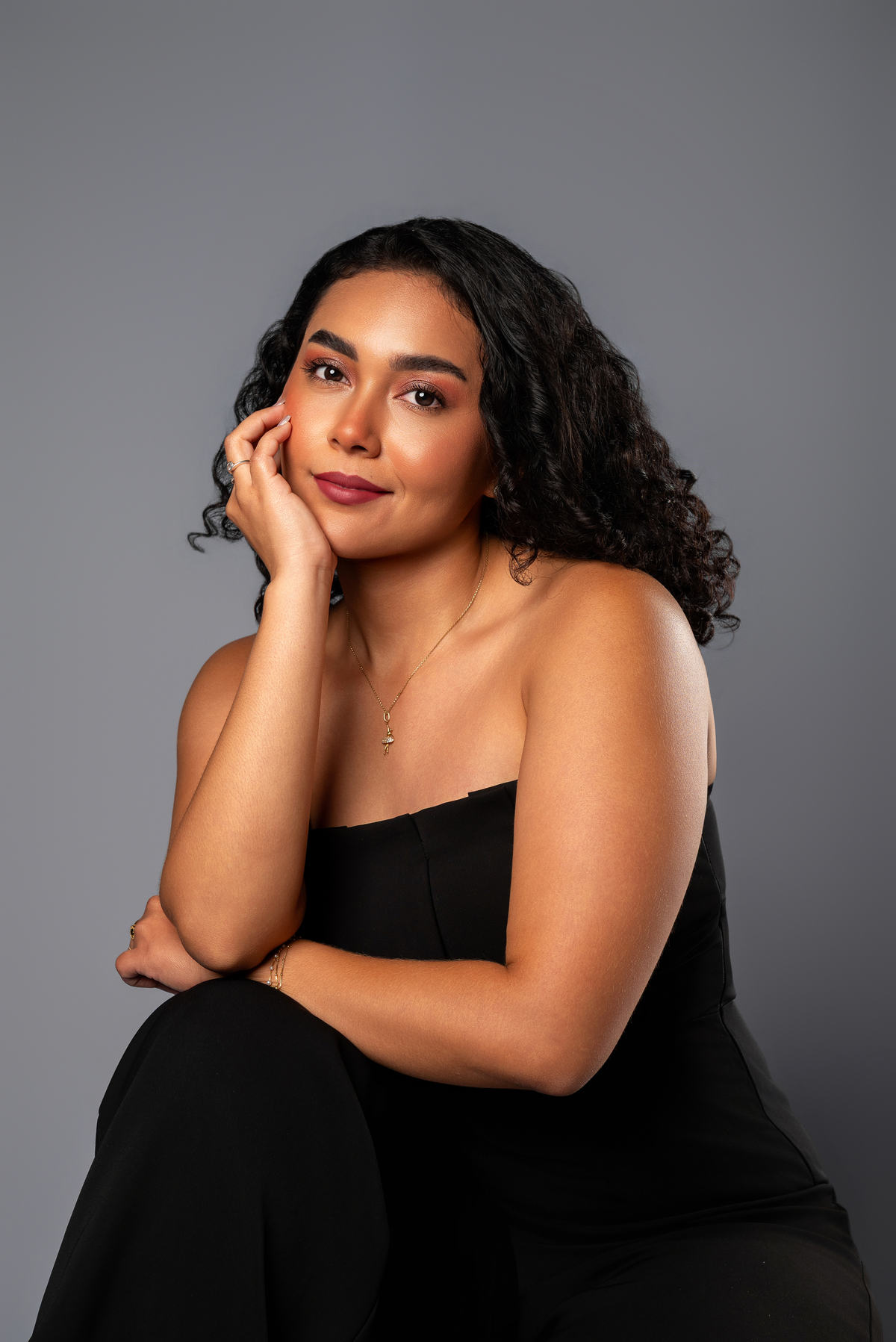 Retrato profissional feminino com expressão leve e natural em estúdio, em ensaio realizado em Guajará-Mirim e Guayaramerín