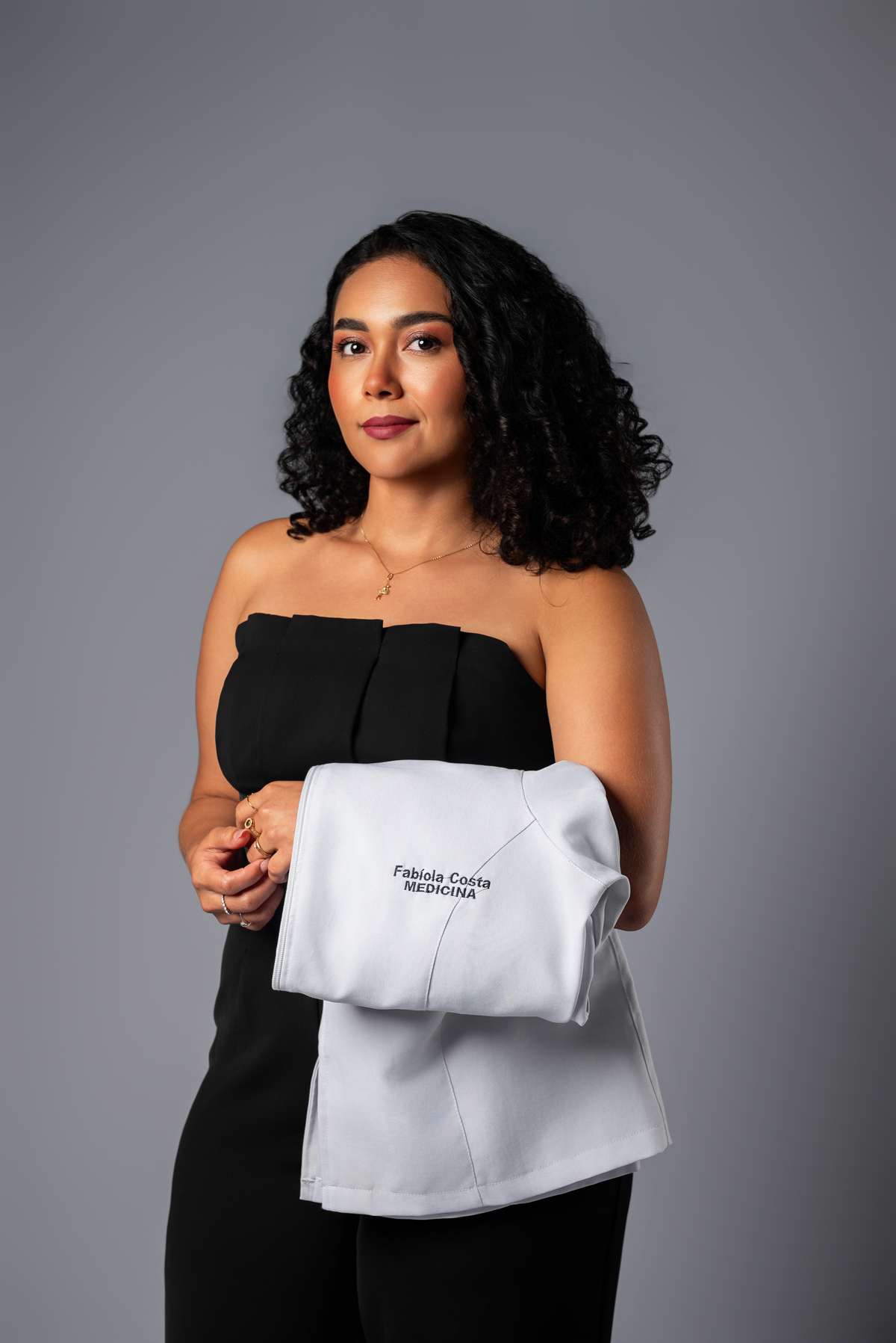 Médica em ensaio fotográfico profissional em estúdio em Guajará-Mirim RO, com jaleco e iluminação elegante, atendendo também Guayaramerín Bolívia