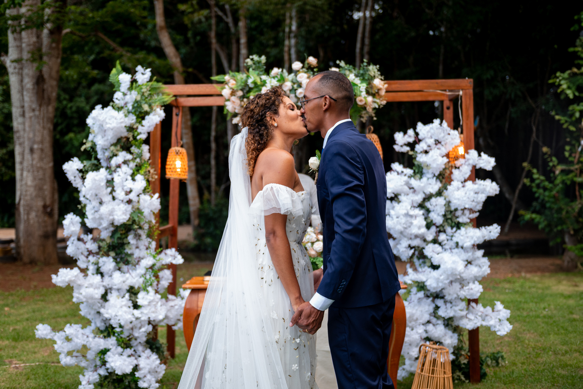 Beijo dos noivos na cerimônia