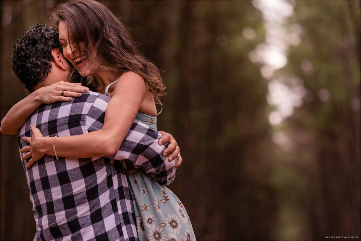 noivo levantando noiva nos pinheiros com Calebe Cypriano