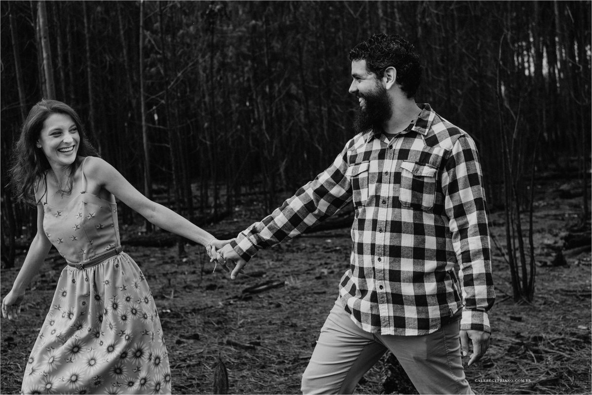 noivos correndo nos pinheiros com Calebe Cypriano